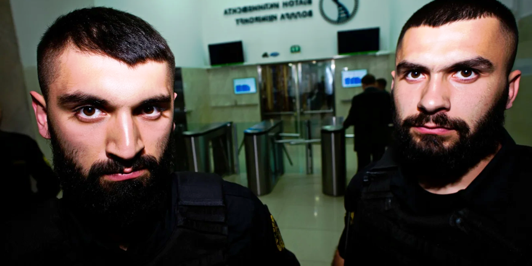 Охранники из Чечни потеряли работу в вузе Биотеха из за неадекватного поведения.