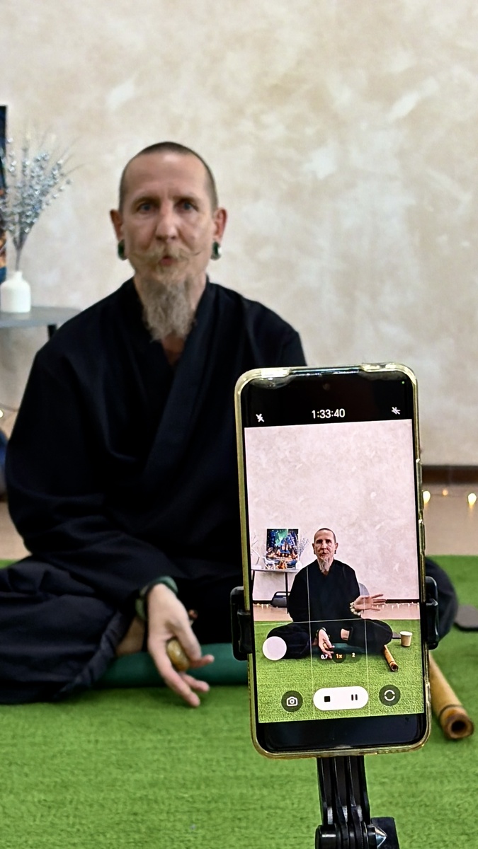 Как часто мы  не обращаем внимания на важные процессы и важных людей в жизни. И как часто мы придаем значение тому, что не достойно нашего драгоценного внимания.