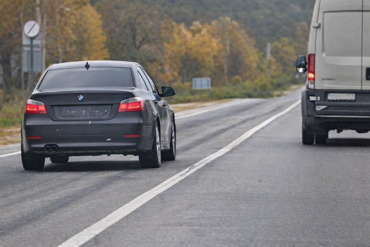 Обгон через сплошную без поворотника