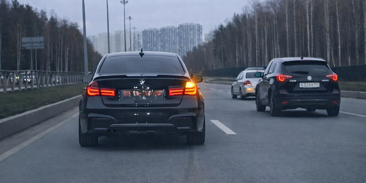 БМВ перестраивается в потоке с включенным сигналом поворота