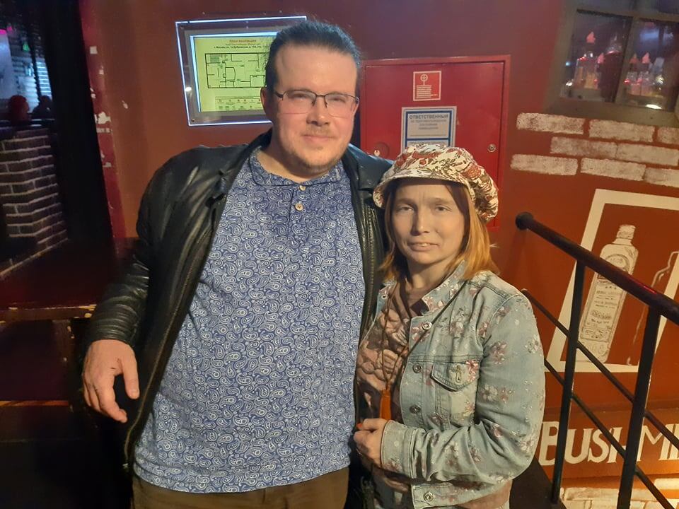 Мы с мужем. Разница видна. Я в кепке.....