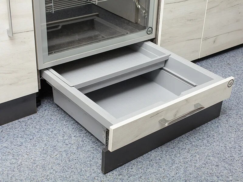 Просторный выдвижной ящик под духовкой