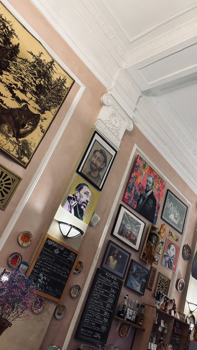 Так выглядят все стены  в театре.