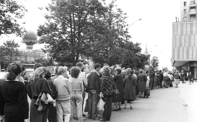 Грозное постановление. В 1989 году ЦК КПСС обнаружил, что в СССР в магазинах дефицит стирального порошка, батареек и тетрадей