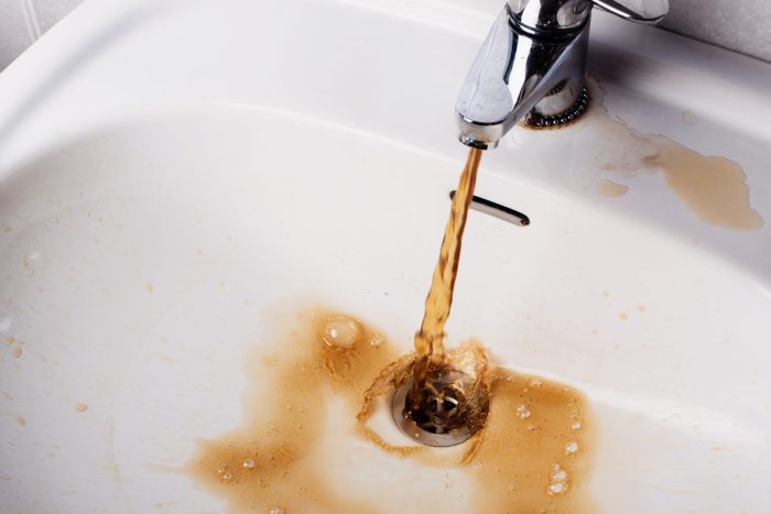 Сентябрь принесёт новые счета: управляющие компании заставят платить всех жильцов за ржавую воду