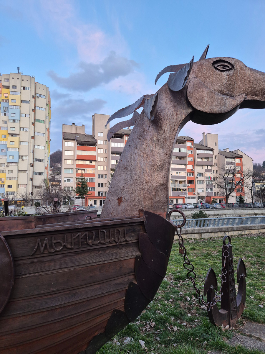 Вот такой глазастый корабль мытищенский у нас возле дома.