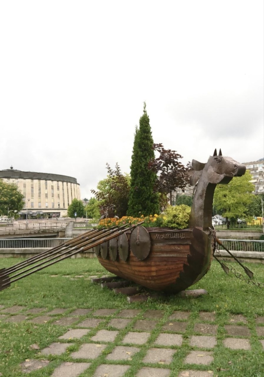 А в летний сезон она подрабатывает клумбой :).