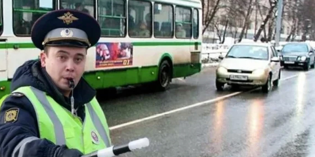 Можно ли объехать автобус, который стоит на остановке, если слева сплошная линия.