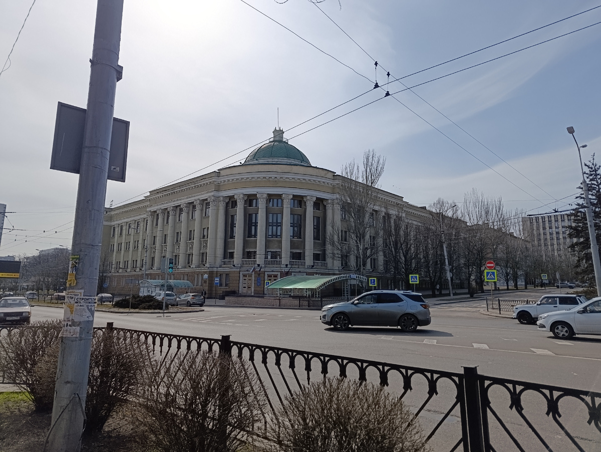 Библиотека имени Н.К. Крупской в Донецке.