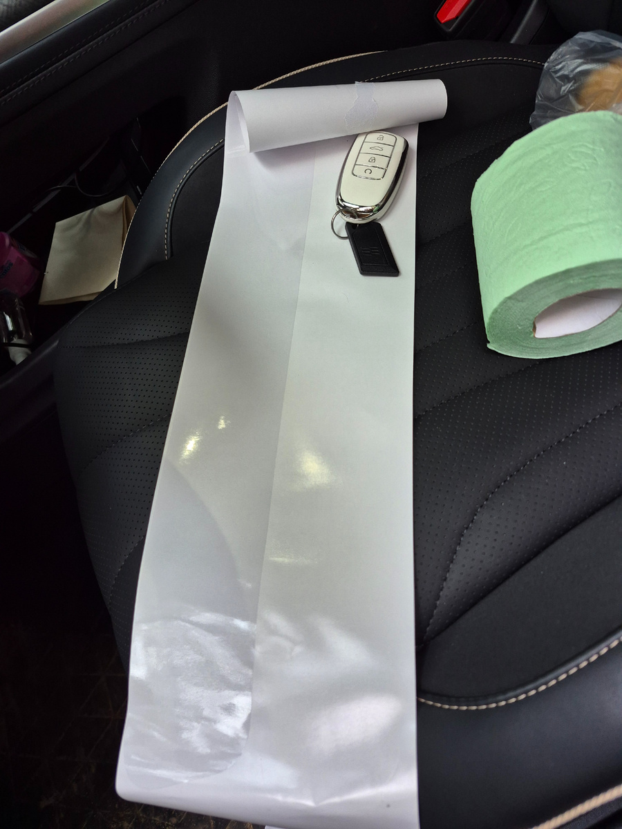 Монтаж быстрый и простой, протёр начисто, обезжирил, набрызкал водой и приклеил. Через 1-2 дня проткнуть пузыри и все отлично. 