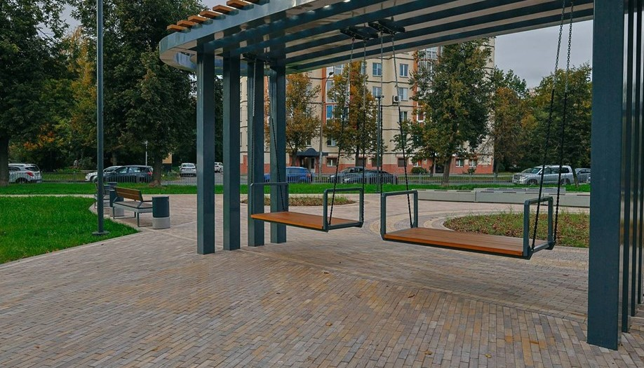 фото осеннее, но зато качели хорошо видно