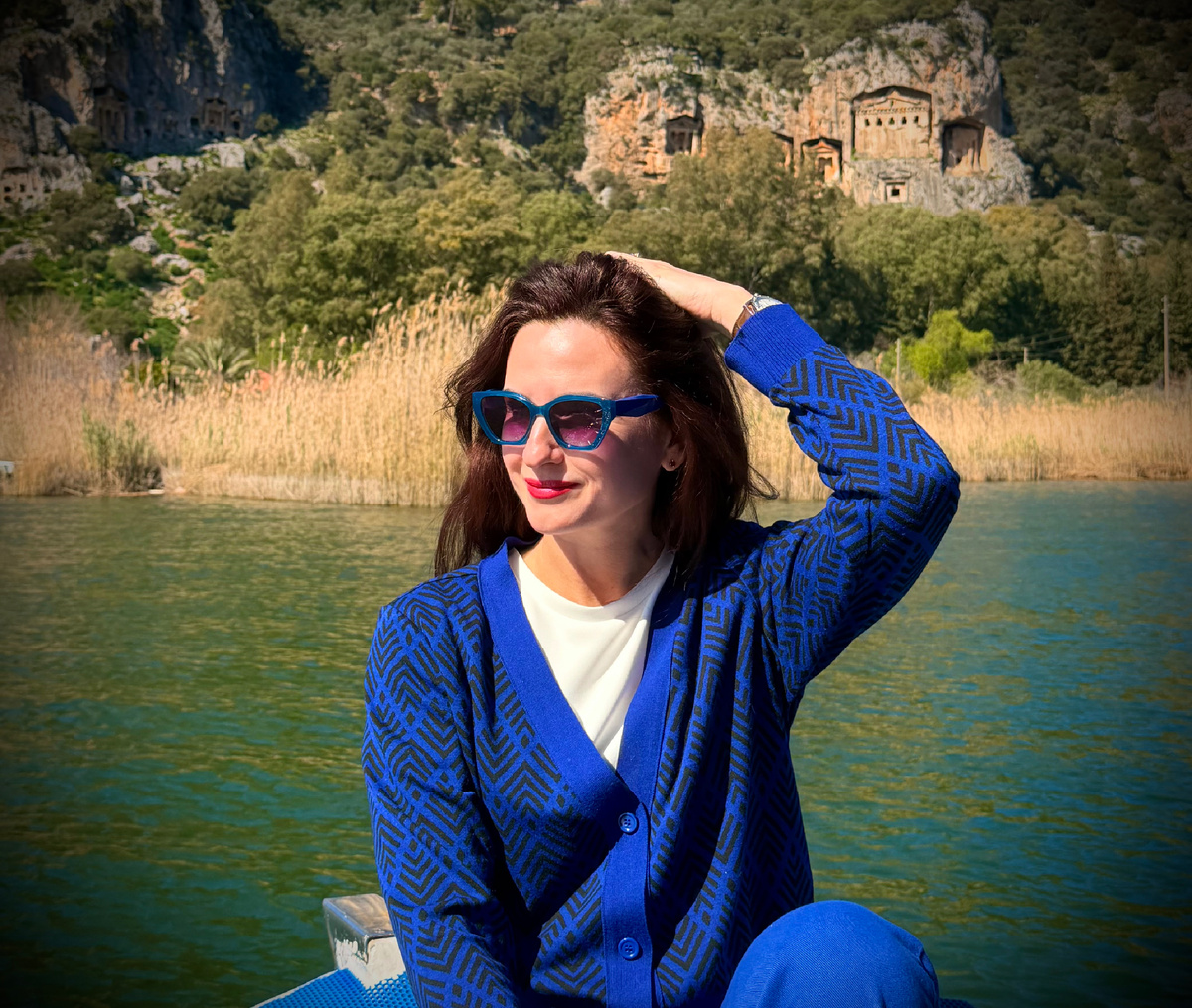 Не забудьте подписаться на канал и поставить лайк, это поможет каналу продвинуться - Дальян - наскальные гробницы на заднем фоне 