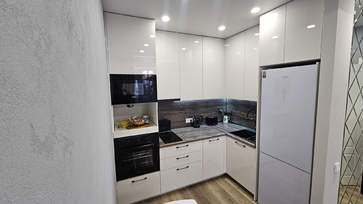 Фасады белый глянец на минималистичной кухне смотрятся эстетично