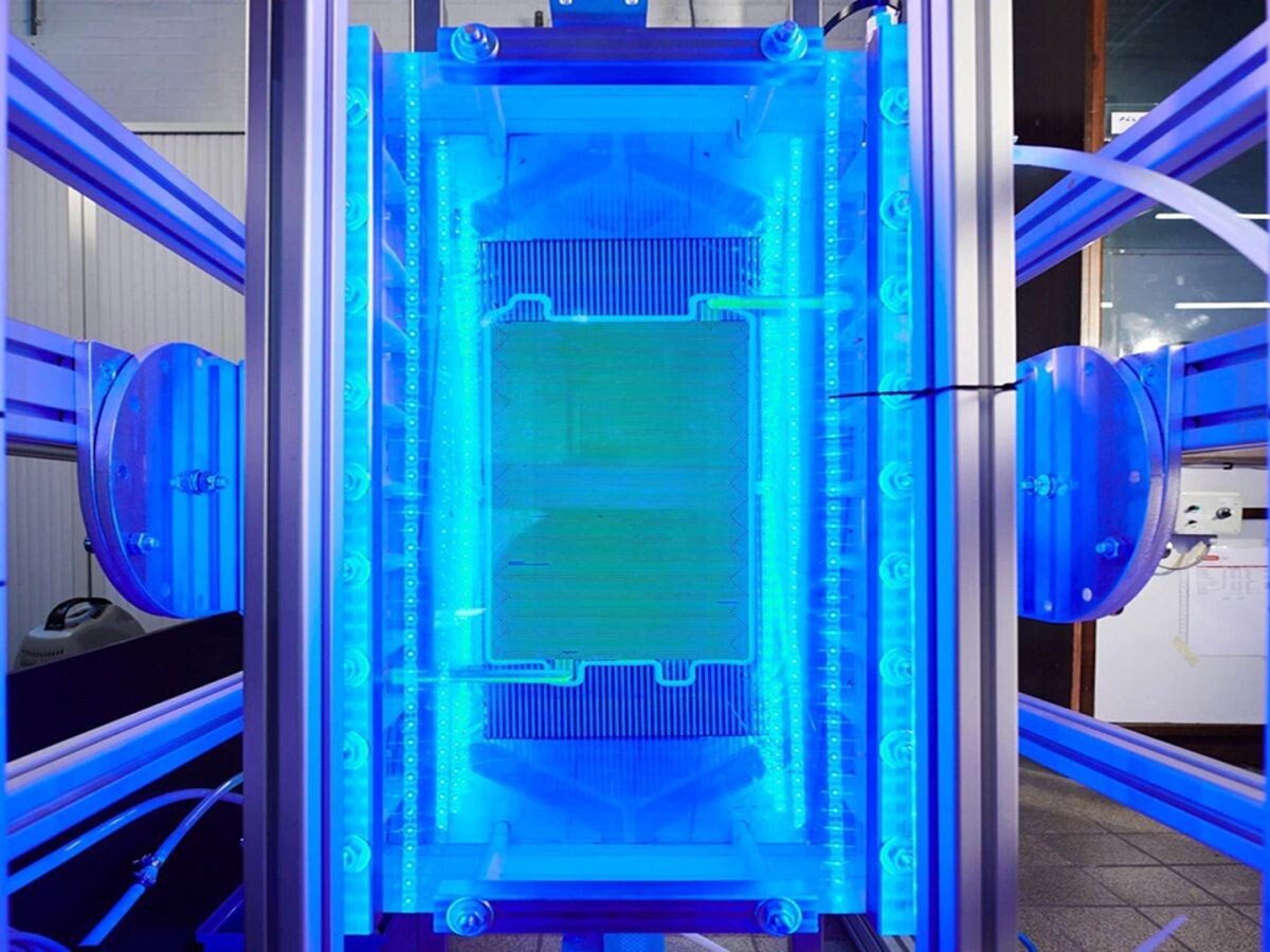    Водородно-железная проточная батарея способна хранить энергию до 25 лет