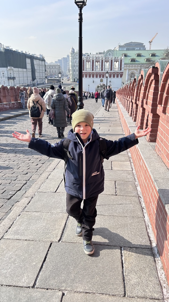 Сын Семён идет по Кремлевской стене