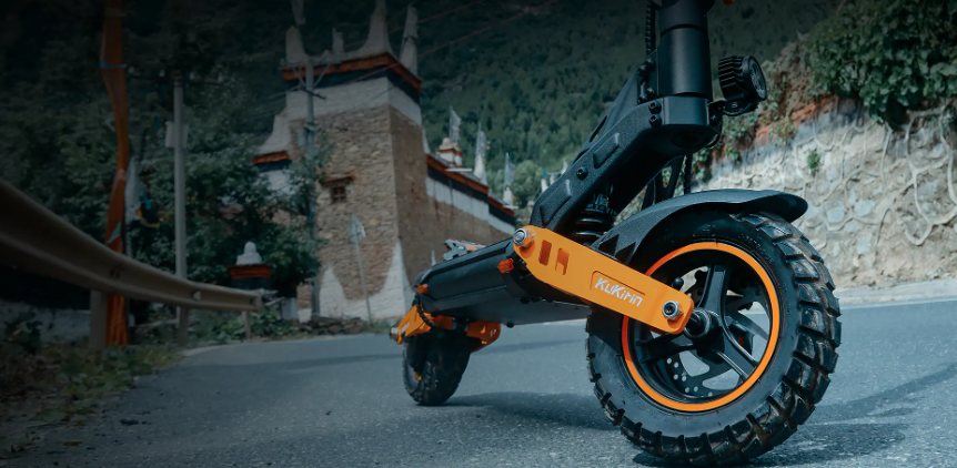 Бесшумность электротранспорта здесь играет ключевую роль — группа может спокойно слушать гида через гарнитуру или на остановках, не перекрикивая шум двигателя.