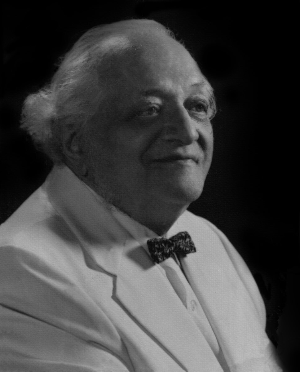 Якоб Леви Морено (1889 или 1892 —1974) — психиатр, психолог и социолог. Основатель психодрамы, социометрии и групповой психотерапии. На его могиле начертано: «Здесь лежит человек, который принёс в психотерапию шутку и смех». Из открытых источников