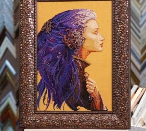 Лидия из Санкт-Петербурга вышила вот такую необычную девушку