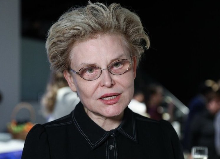 «Пока пенсионеры закладывали дачи, она покупала особняки»: Что нашли следователи в документах телеведущей Малышевой