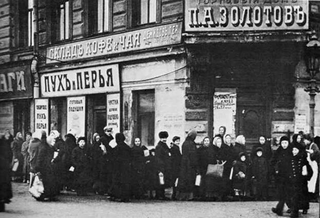 «Хлебные очереди» – женщины и дети у торгового дома П.А. Золотова в Петрограде / РИА Новости