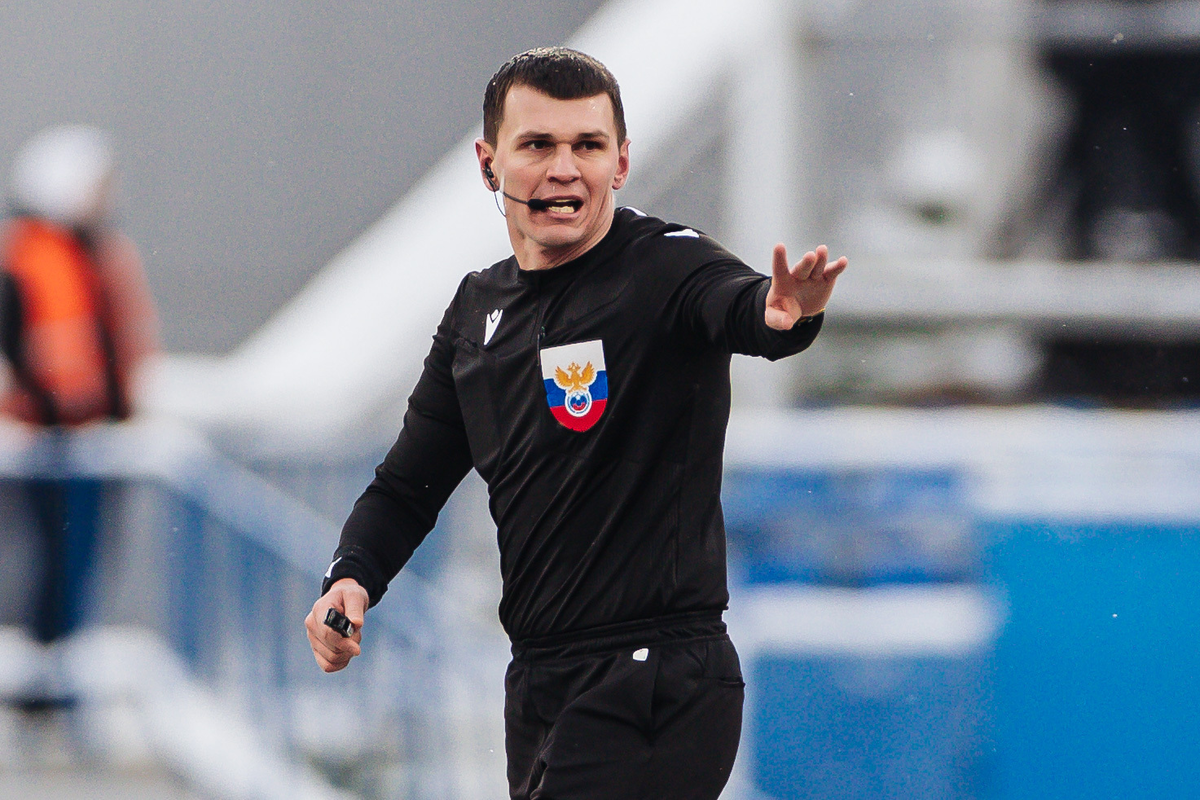 Российский арбитр Рафаэль Шафеев в матче "Оренбург" – "Спартак". Фото из интернета.