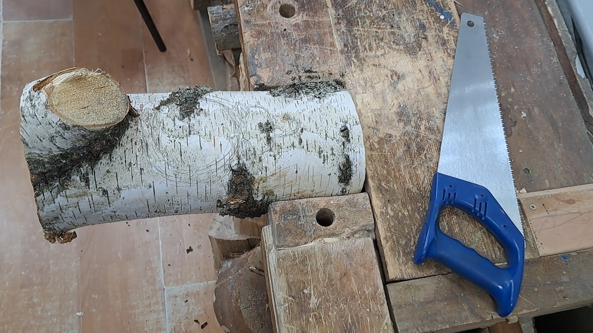 Подбираем подходящее полено, без сучков, трещин и дефектов древесины. В моём случае изделие вписалось по центру, с одной стороны будет обрезан сучёк, с другой часть бревна с трещинами.