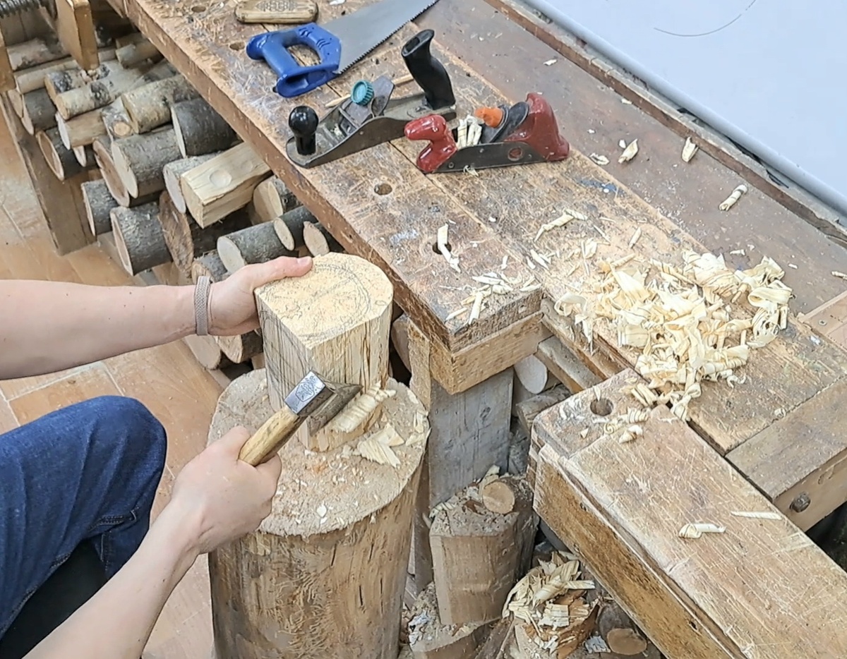 Произвожу грубую обработку, обтёсываю топором заготовку, чтобы убрать не нужный массив дерева.