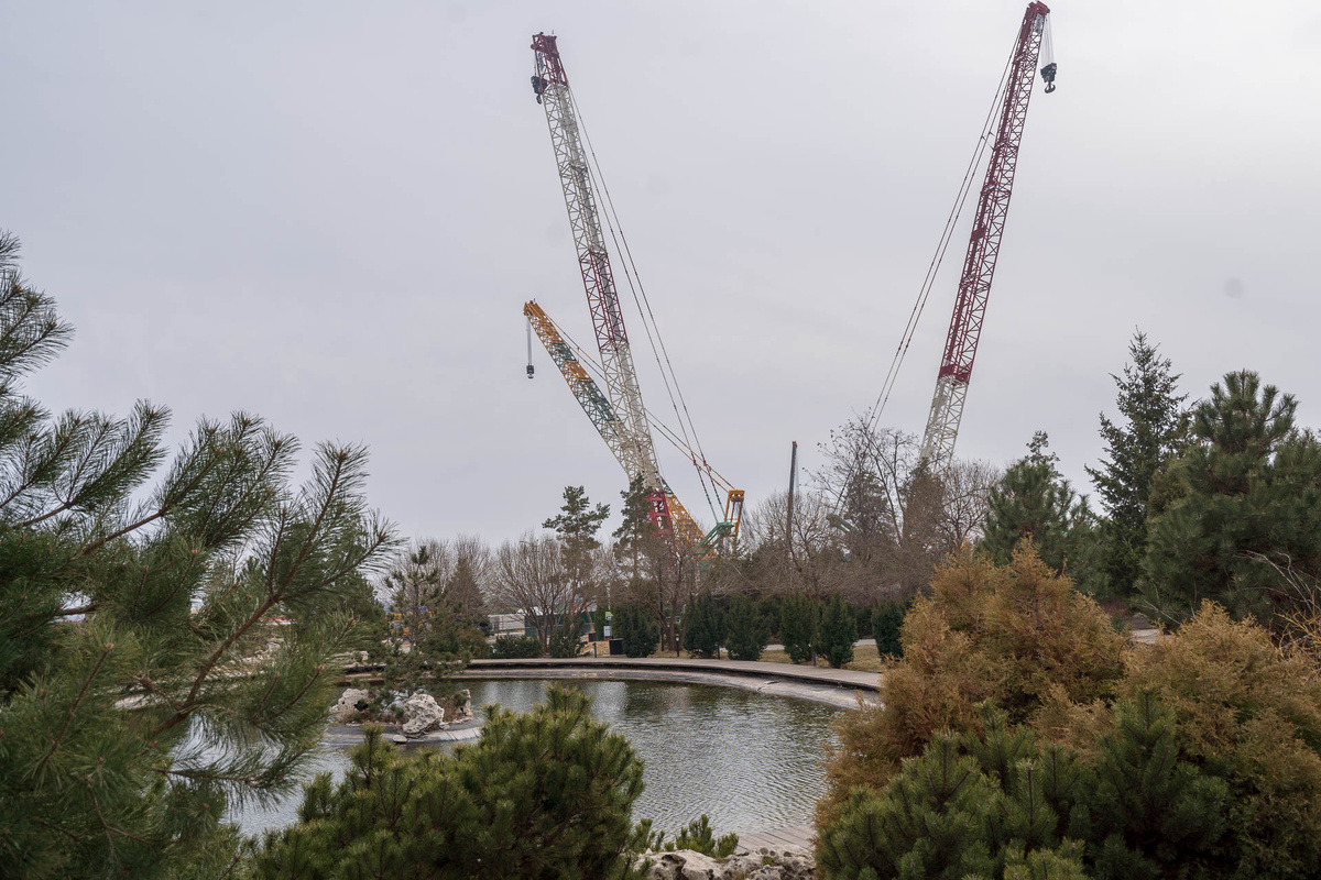 Три крана-гиганта уже ждут начала монтажа 120-метрового аттракциона