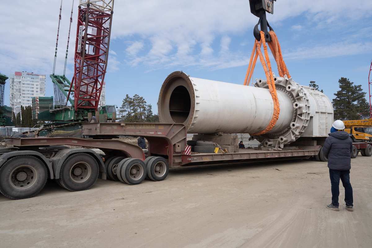 Краны-гиганты в действии: производится выгрузка центрального вала - ключевого элемента колеса обозрения