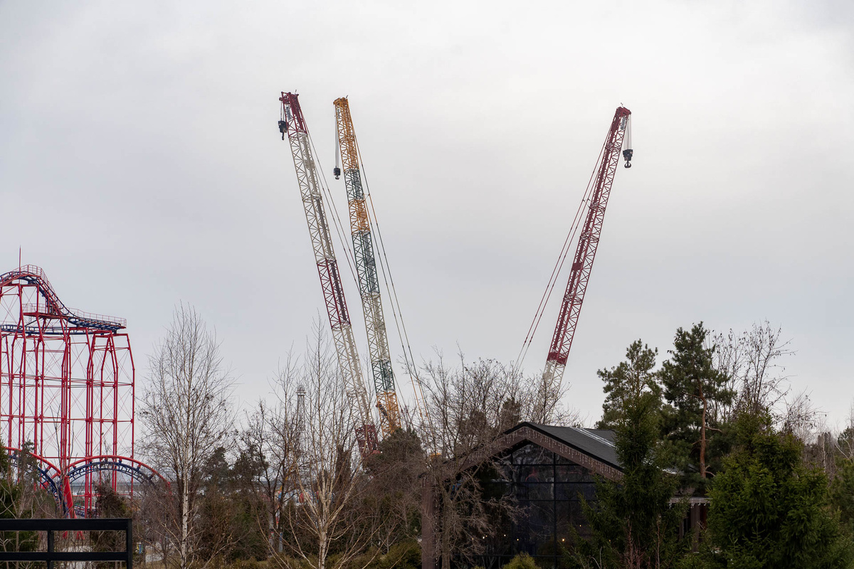 Три огромные башни видно далеко за пределами парка