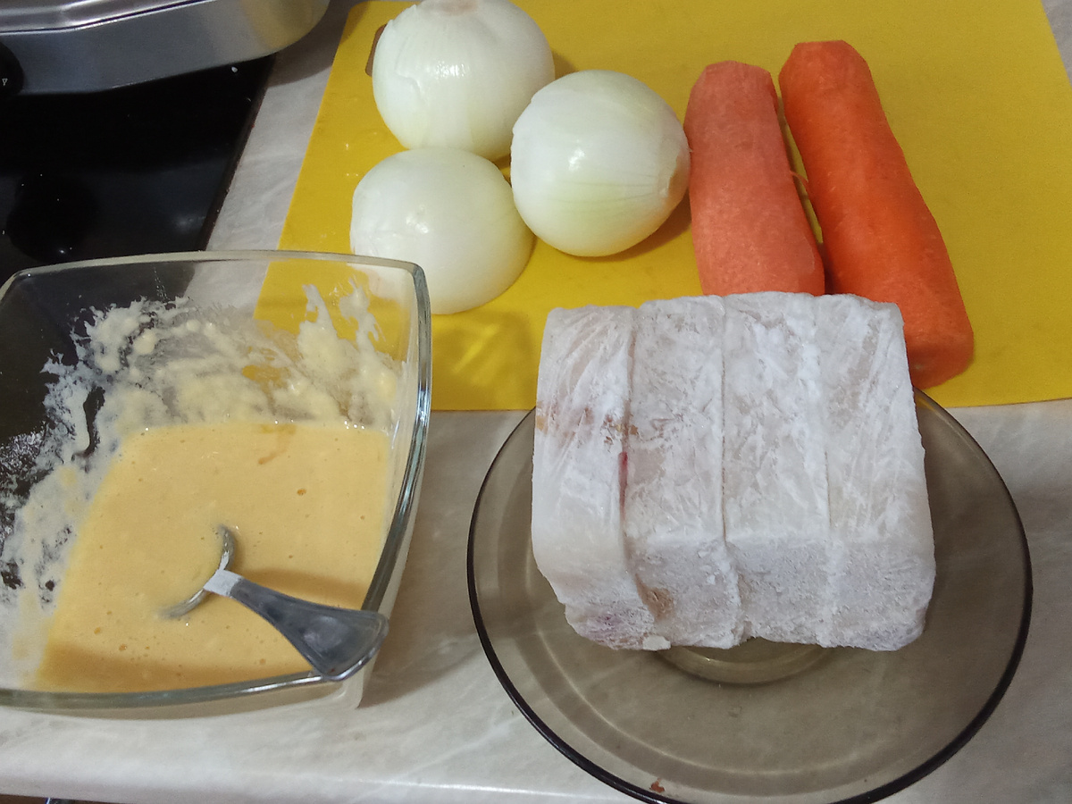 Филе минтая, лук, морковь.