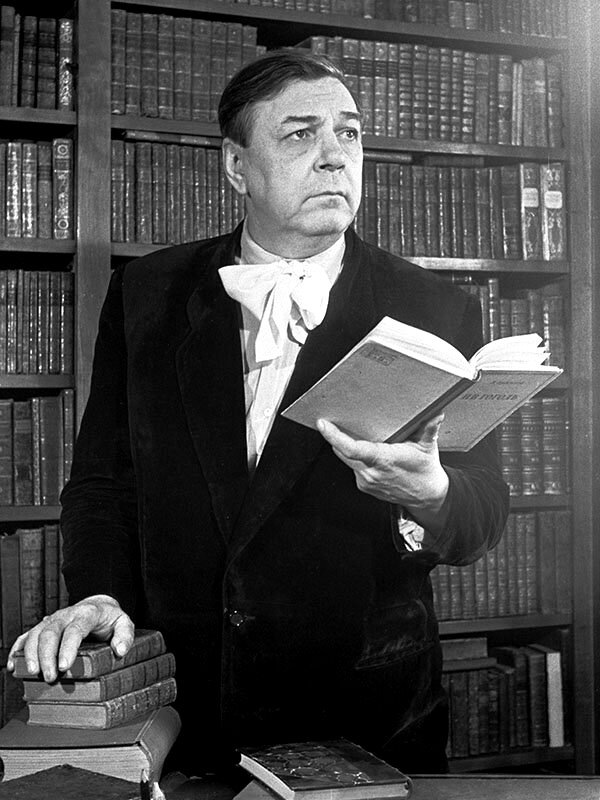 Николай Смирнов-Сокольский среди книг из его коллекции