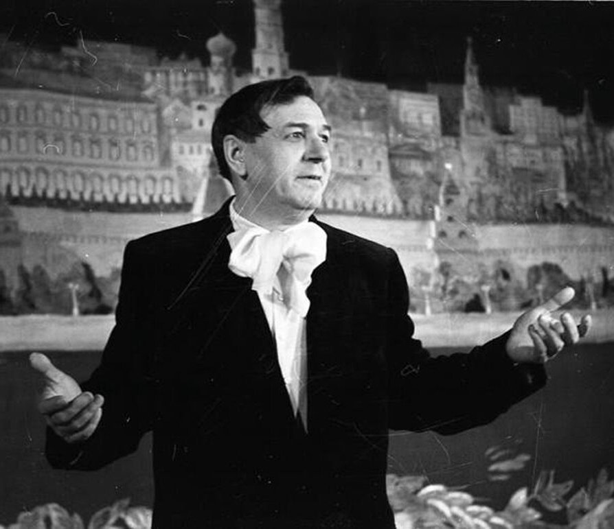 Николай Смирнов-Сокольский во время выступления 