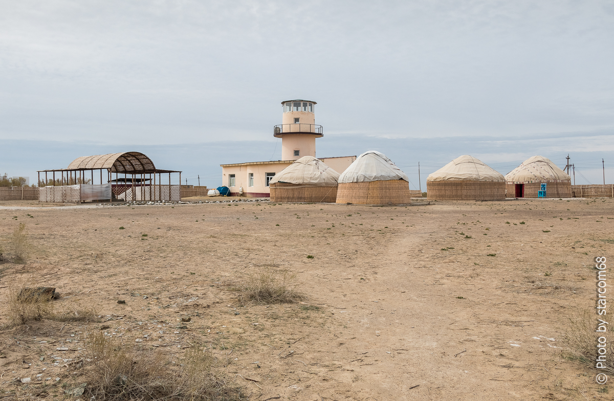 Кафе уже открыто, но мне пока туда рано, лучше неторопясь обойду Маяк и поснимаю его с разных сторон вместе с юртовым лагерем, в котором мне вчера не удалось заночевать. Еще не сезон, лагерь закрыт для постояльцев.