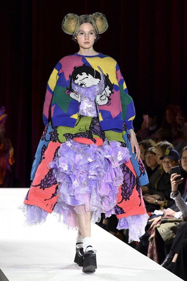 Принцесса Лея в фиолетовых оборках и растрепанном свитере от Бетти Буп.