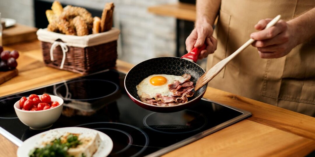 Зачем лить уксус на сковороду перед жаркой: старый кулинарный трюк