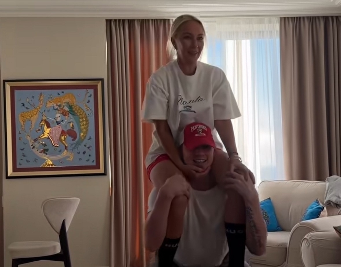 Лера Кудрявцева села на шею мужу. Фото: соцсети