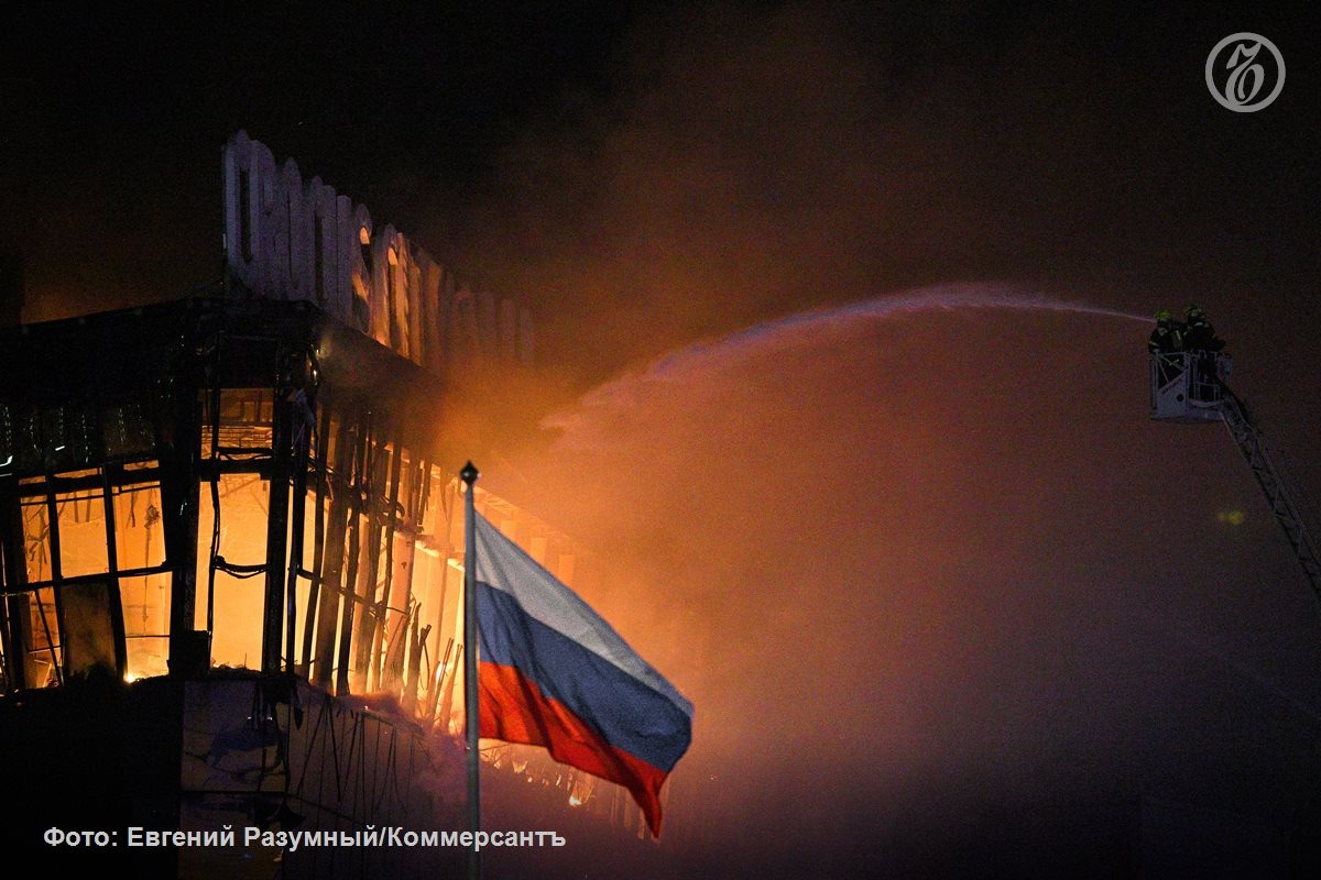 Сотрудники пожарной службы МЧС России во время тушения пожара в здании КЗ