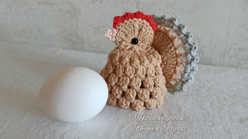 Пасхальная курочка на яйцо крючком.