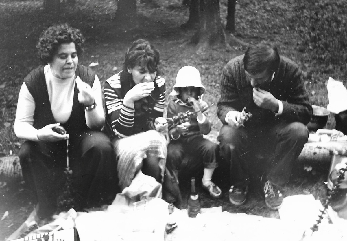 Таня Хромова, техник-лаборантка, далее это я, Наташа, наша доченька, мой муж Александр Васильевич.