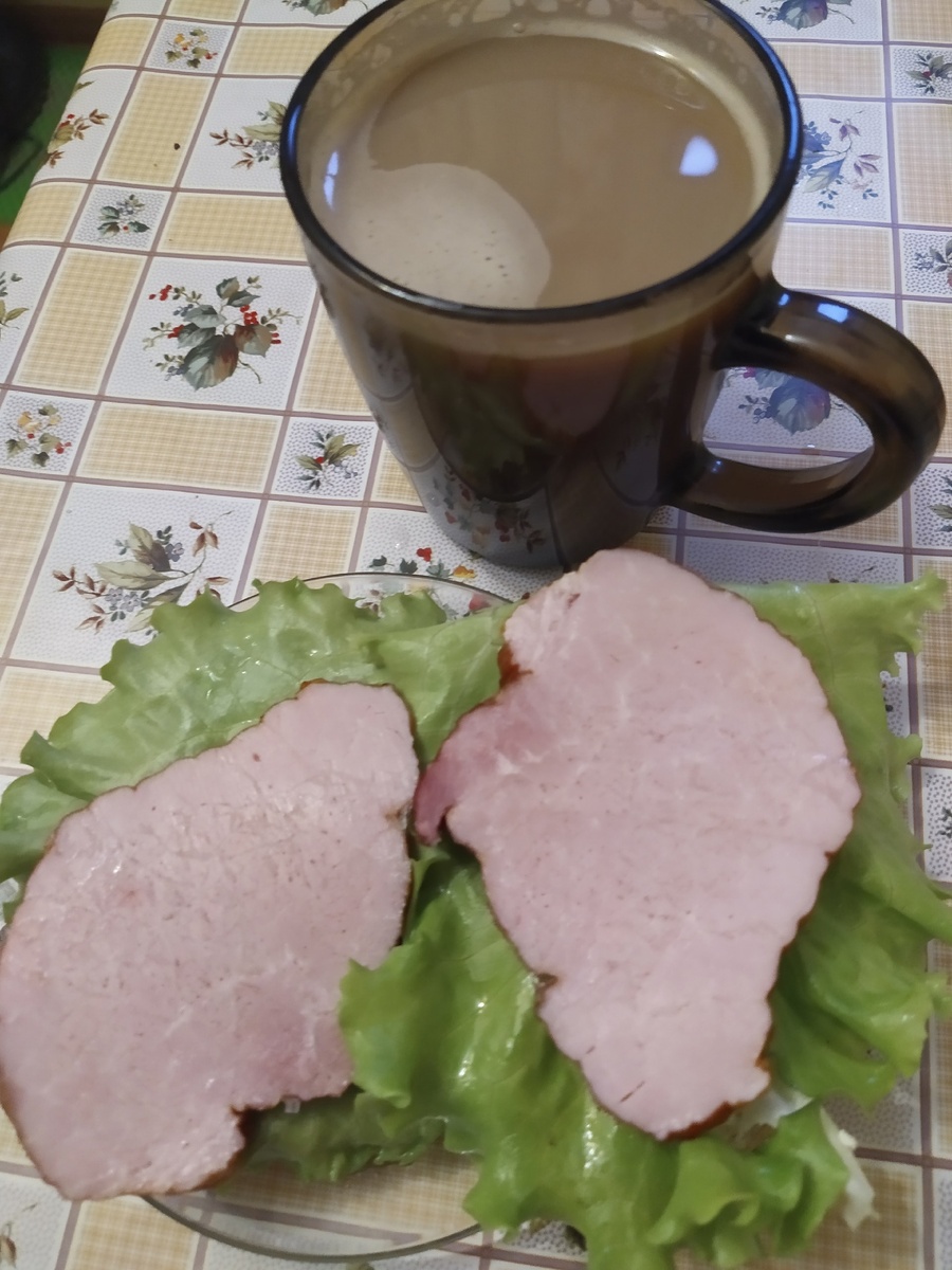 Хлеб с отрубями, листья салата, карбонат