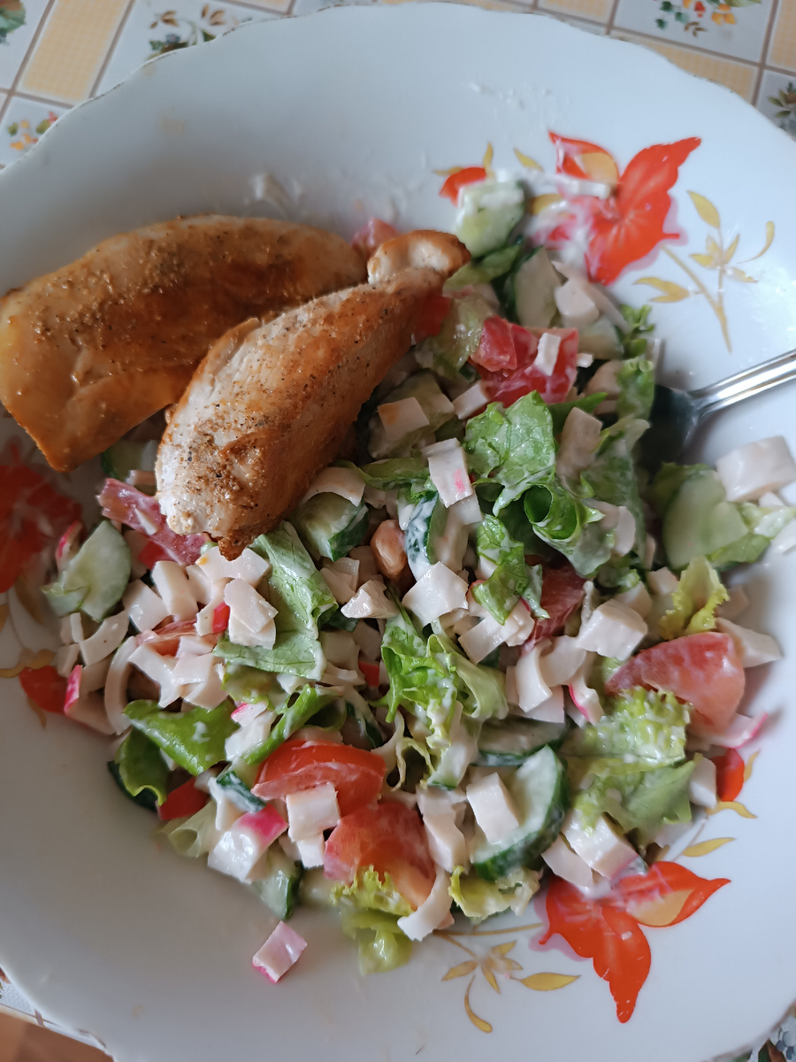 Салат с крабовыми палочками, грудка в специях 