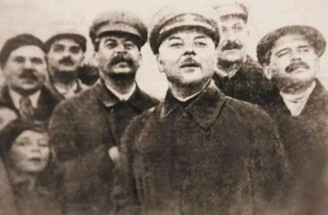 Парад в Тушино. Александр Аросев с дочерьми (впереди Оля), Лазарь Каганович, Иосиф Сталин, Клим Ворошилов и другие, 12 июня 1935 года.