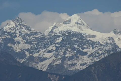 за годы на склонах Эвереста погибли более 300 альпинистов. 