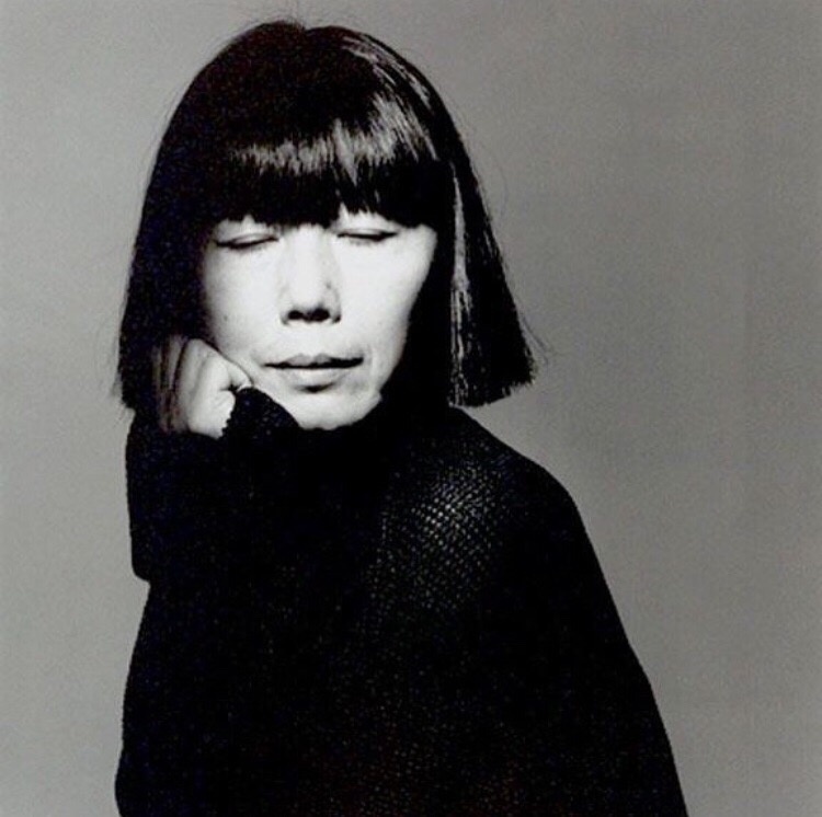 Рей Кавакубо, чей личный образ неизменен и вне моды: на публике она всегда с каре, в чёрной водолазке и чёрных брюках