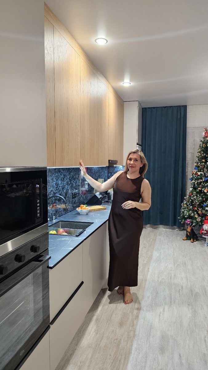 Довольная Ирина после покупки кухни в студии мебели Домелье