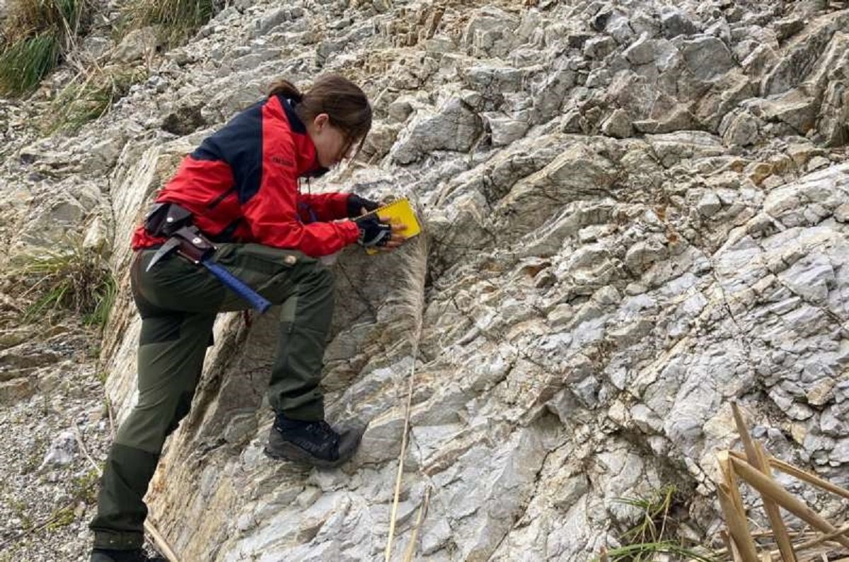    Автор исследования Стейси Эдмонсон исследует скальные обнажение в Калифорнии, которое похоже на горные породы, описанные в ее недавней статье в Proceedings of the National Academy of Sciences, но намного моложе их. Автор: Кай Тавил-Морсинк.