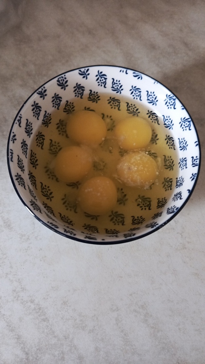 Разбить яйца в миску. Добавить соль, соду. Фото автора.