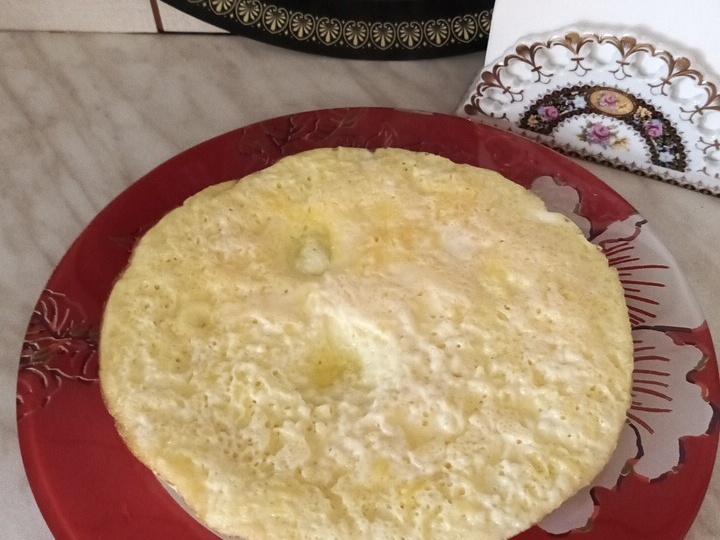 Омлет с молоком на сковороде. Горячий завтрак