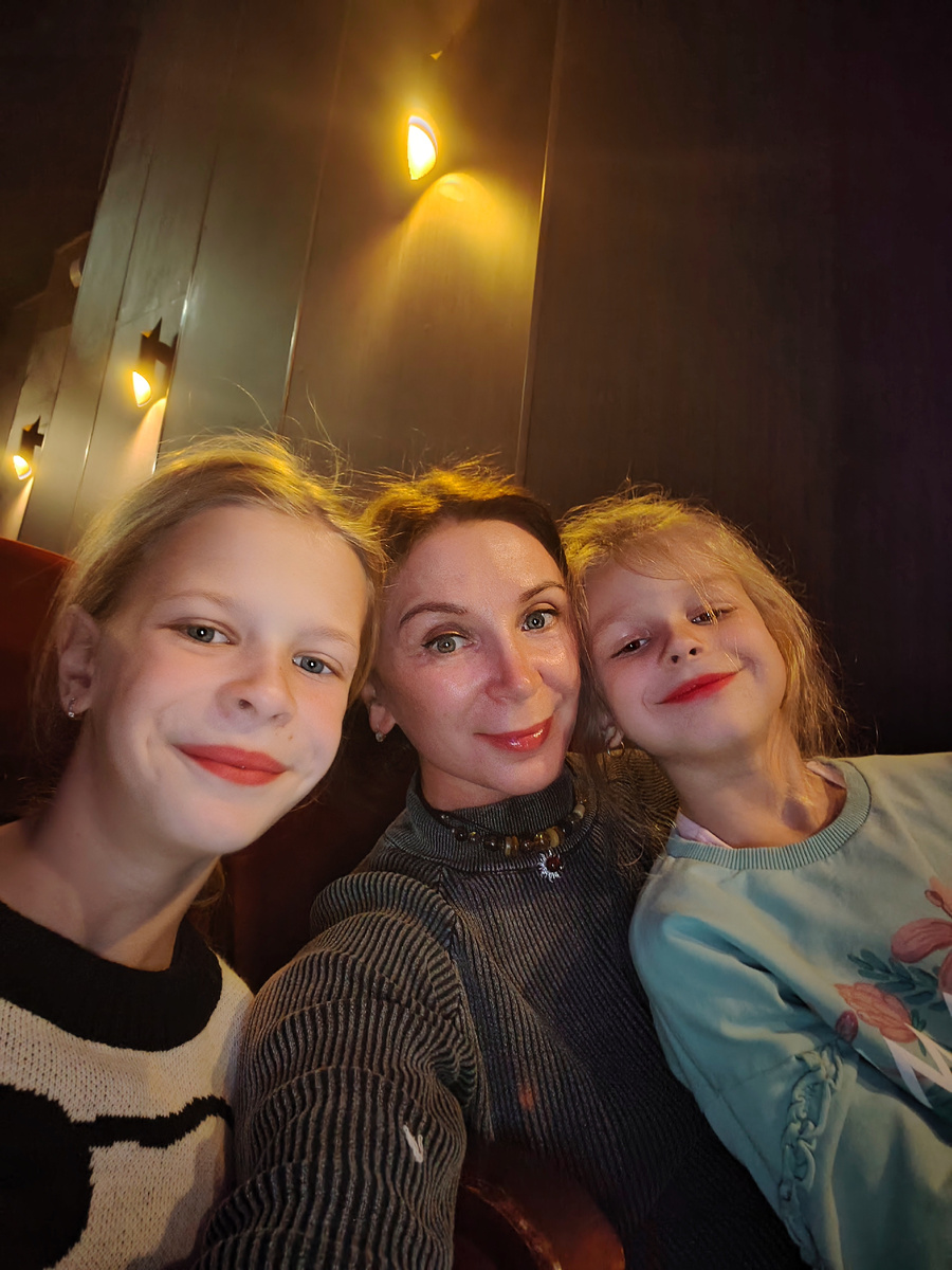 Мы, как истинные театральные леди, с накрашенными губами. Я не знаю, что это за хрень у меня на кофте. 